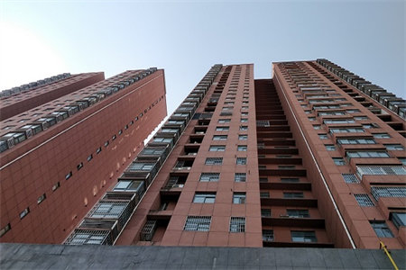 东平东原华府A区。步梯五楼西户，精装三室两厅一卫，108.4